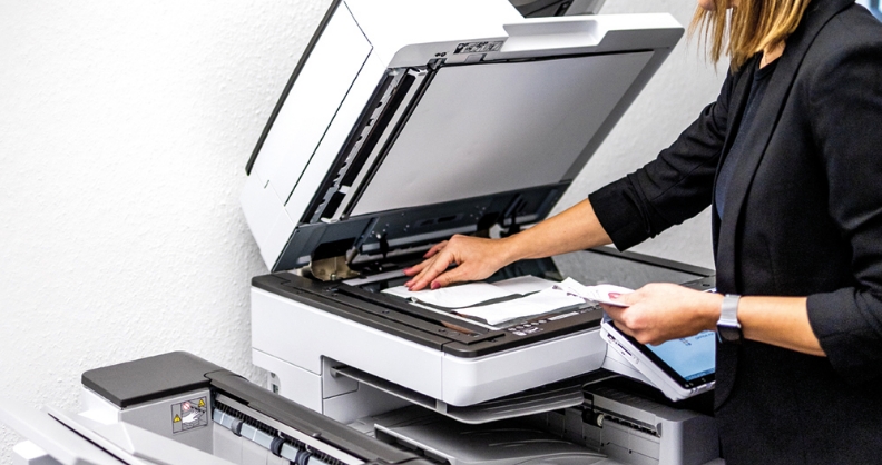 MFP und All in one Geräte – Der Alleskönner: Kopieren, Drucken, Faxen und Scannen an einem Gerät.